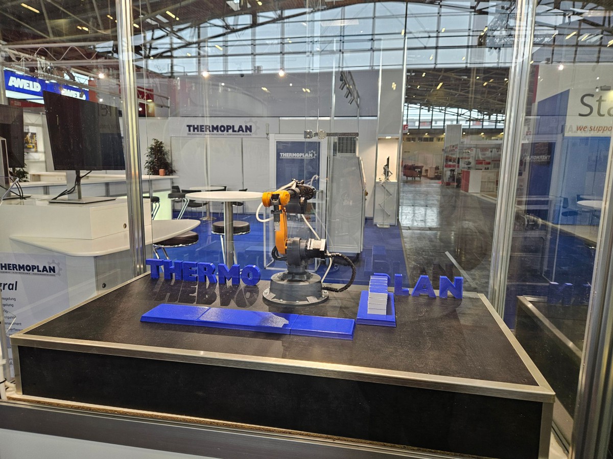 Schaukasten mit Roboter