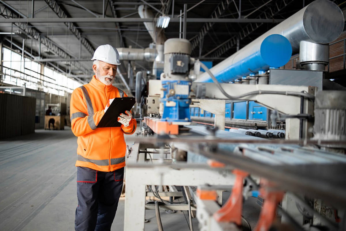Qualitätskontrolle an einer Industriemaschine