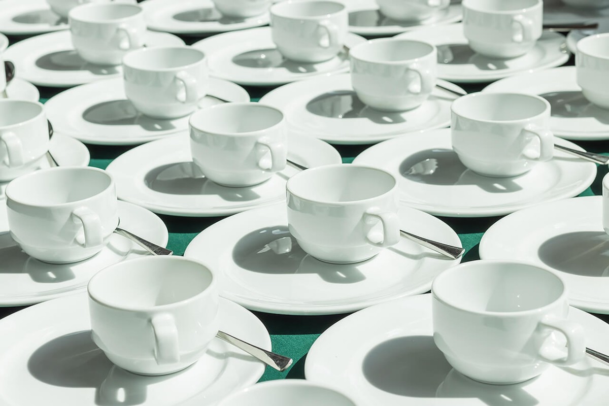 Serienfertigung von Tassen mit Henkel